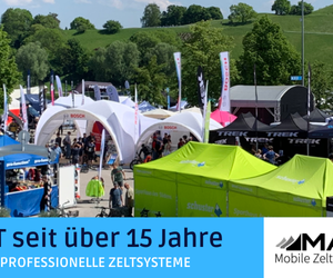 Bedruckte Faltpavillons, ein großes weißes Inflatable-Eventzelt und professionelle Sonnenschirme im Outdoor-Einsatz