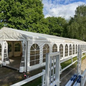 Außenansicht 6 x 21 m Eventzelt Eschenbach mit Boden